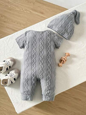 SHEIN Playful Pals 1 قطعة رومبير رضيع ذكر بياقة مستديرة وأكمام قصيرة مصنوعة من الأرجايل المنسوج بطباعة الحرف الإنجليزي الرمادي بطراز كاجوال رجعي بسيط مع قبعة، مناسبة للخروجات اليومية أو ارتداء السفر/العطلات