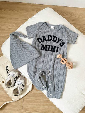 SHEIN Playful Pals 1 قطعة رومبير رضيع ذكر بياقة مستديرة وأكمام قصيرة مصنوعة من الأرجايل المنسوج بطباعة الحرف الإنجليزي الرمادي بطراز كاجوال رجعي بسيط مع قبعة، مناسبة للخروجات اليومية أو ارتداء السفر/العطلات