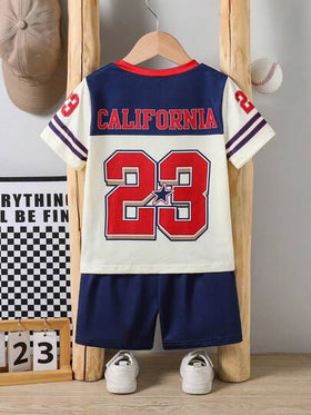 SHEIN Streecool Kids مجموعة من 2 قطعة، قميص رياضي كاجوال بياقة على شكل حرف V وأكمام قصيرة وشورت رياضي مطبوع، مناسب للارتداء اليومي والمشاهدة الرياضية في الصيف