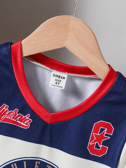 SHEIN Streecool Kids مجموعة من 2 قطعة، قميص رياضي كاجوال بياقة على شكل حرف V وأكمام قصيرة وشورت رياضي مطبوع، مناسب للارتداء اليومي والمشاهدة الرياضية في الصيف