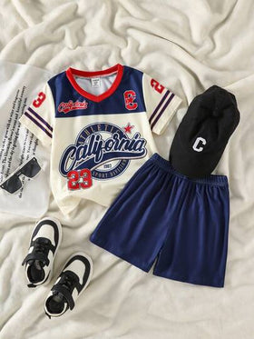 SHEIN Streecool Kids مجموعة من 2 قطعة، قميص رياضي كاجوال بياقة على شكل حرف V وأكمام قصيرة وشورت رياضي مطبوع، مناسب للارتداء اليومي والمشاهدة الرياضية في الصيف