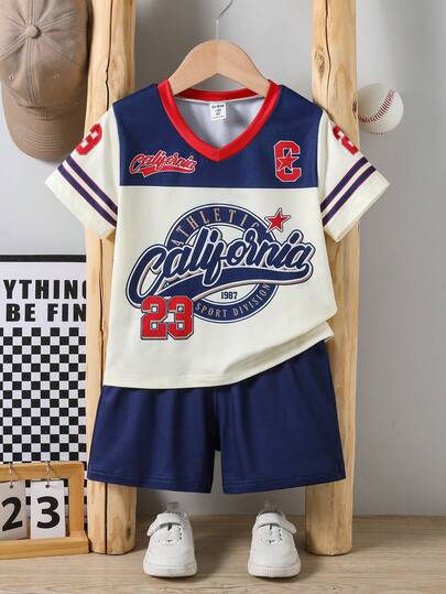 SHEIN Streecool Kids مجموعة من 2 قطعة، قميص رياضي كاجوال بياقة على شكل حرف V وأكمام قصيرة وشورت رياضي مطبوع، مناسب للارتداء اليومي والمشاهدة الرياضية في الصيف