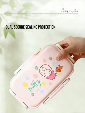 علبة غداء من سلسلة "هابي أوتينغ" باللون الوردي برسومات كرتونية، سعة كبيرة 800 مل، مزودة بحلقة مانعة للتسرب، إغلاق مزدوج محكم مانع للتسرب، ثبات في مكانها، مشبك قوي، سهولة الفتح، مقبض محمول، مثالية للاستخدام اليومي، الغداء، النزهات، لمحبي الرسوم المتحركة، ا
