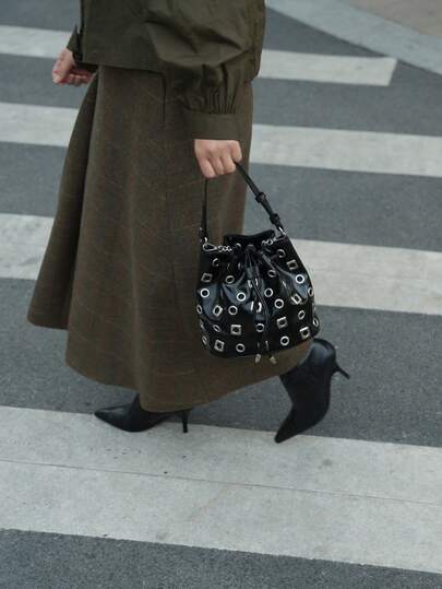 حقيبة نسائية بتصميم الدلو مزينة بالدبابيس، حقيبة كتف، حقيبة متقاطعة، حقيبة سهرة