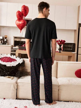 SHEIN بيجامة رجالية كاجوال بطبعة قلب مخطط وأكمام قصيرة وبنطلون