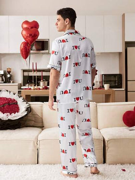 CoupledUp بيجامة رجالية قصيرة الأكمام مطبوعة بالقلوب والحروف من الحرير الصناعي