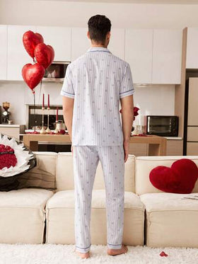 CoupledUp طقم بيجامة رجالي مزين بطباعة قلب مموج على الياقة والأطراف