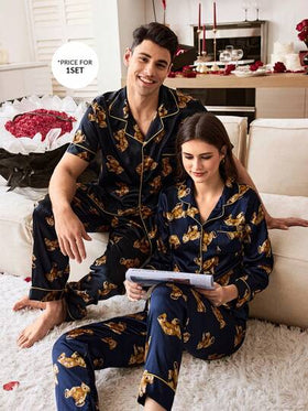 CoupledUp ملابس منزلية للرجال مزينة بطباعة الدب الكيوت مع تريم متباين على طوق الياقة