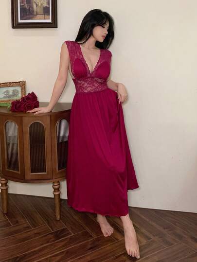 SHEIN ثوب نوم نسائي بياقة عميقة على شكل V وبتصميم لون أحادي مع تطريز دانتيل