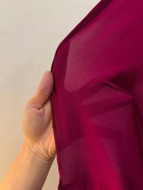 SHEIN ثوب نوم نسائي بياقة عميقة على شكل V وبتصميم لون أحادي مع تطريز دانتيل