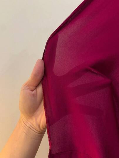SHEIN ثوب نوم نسائي بياقة عميقة على شكل V وبتصميم لون أحادي مع تطريز دانتيل