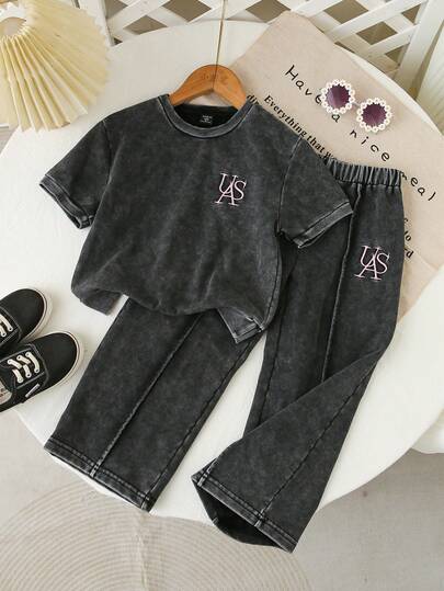 SHEIN Playful Pals مجموعة ملابس علوية جينز مطرزة بأسلوب كاجوال فضفاضة للبنات الصغيرات، لون أسود مغسول، رقبة طاقم، محبوكة بالريب، مثالية للربيع والخريف، بسيطة وأنيقة، متعددة الاستخدامات للإطلالات اليومية والخروجات والتجمعات. وصول جديد للخريف