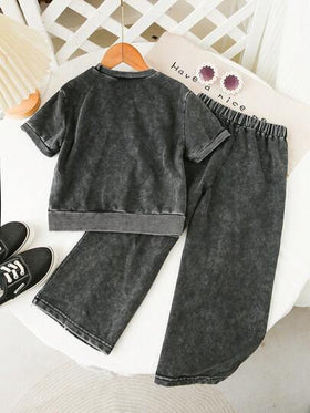 SHEIN Playful Pals مجموعة ملابس علوية جينز مطرزة بأسلوب كاجوال فضفاضة للبنات الصغيرات، لون أسود مغسول، رقبة طاقم، محبوكة بالريب، مثالية للربيع والخريف، بسيطة وأنيقة، متعددة الاستخدامات للإطلالات اليومية والخروجات والتجمعات. وصول جديد للخريف