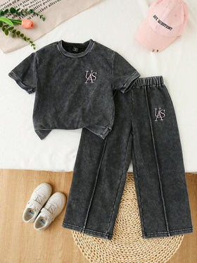 SHEIN Playful Pals مجموعة ملابس علوية جينز مطرزة بأسلوب كاجوال فضفاضة للبنات الصغيرات، لون أسود مغسول، رقبة طاقم، محبوكة بالريب، مثالية للربيع والخريف، بسيطة وأنيقة، متعددة الاستخدامات للإطلالات اليومية والخروجات والتجمعات. وصول جديد للخريف
