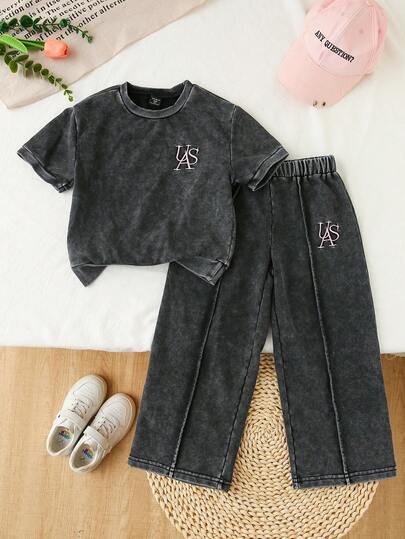 SHEIN Playful Pals مجموعة ملابس علوية جينز مطرزة بأسلوب كاجوال فضفاضة للبنات الصغيرات، لون أسود مغسول، رقبة طاقم، محبوكة بالريب، مثالية للربيع والخريف، بسيطة وأنيقة، متعددة الاستخدامات للإطلالات اليومية والخروجات والتجمعات. وصول جديد للخريف