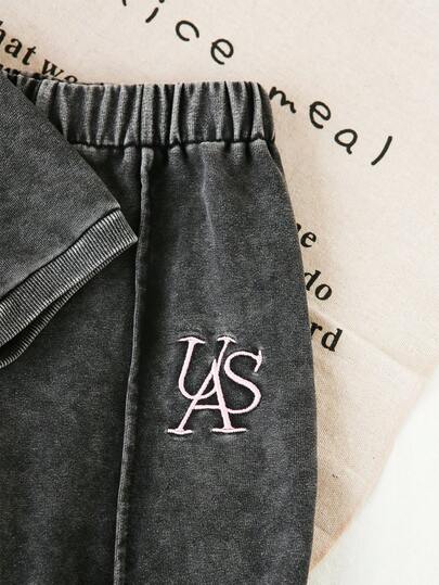 SHEIN Playful Pals مجموعة ملابس علوية جينز مطرزة بأسلوب كاجوال فضفاضة للبنات الصغيرات، لون أسود مغسول، رقبة طاقم، محبوكة بالريب، مثالية للربيع والخريف، بسيطة وأنيقة، متعددة الاستخدامات للإطلالات اليومية والخروجات والتجمعات. وصول جديد للخريف