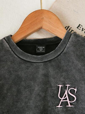SHEIN Playful Pals مجموعة ملابس علوية جينز مطرزة بأسلوب كاجوال فضفاضة للبنات الصغيرات، لون أسود مغسول، رقبة طاقم، محبوكة بالريب، مثالية للربيع والخريف، بسيطة وأنيقة، متعددة الاستخدامات للإطلالات اليومية والخروجات والتجمعات. وصول جديد للخريف