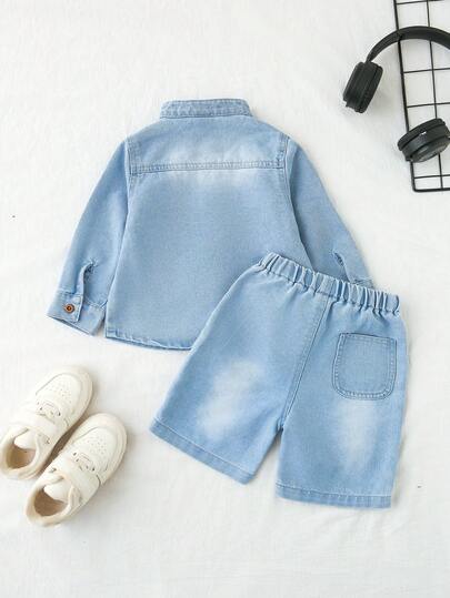 SHEIN Playful Pals طقم قميص جينز فضفاض وبنطال جينز مريح للأولاد الرضع، وصول جديد لربيع/خريف، لون أزرق فاتح مغسول، بطراز كولومبي مع شعار وتصميم سحاب، مناسب للكاجوال والحفلات والاستخدام اليومي والعطلات والمدرسة والتنقل والمنزل