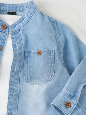SHEIN Playful Pals طقم قميص جينز فضفاض وبنطال جينز مريح للأولاد الرضع، وصول جديد لربيع/خريف، لون أزرق فاتح مغسول، بطراز كولومبي مع شعار وتصميم سحاب، مناسب للكاجوال والحفلات والاستخدام اليومي والعطلات والمدرسة والتنقل والمنزل