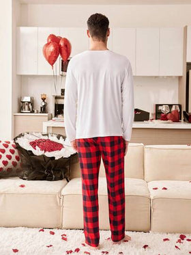 CoupledUp طقم بيجامة للأزواج بشعار عيد الحب والنمط المربع