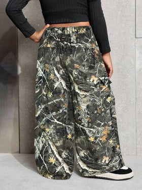 SHEIN بنطلون جينز فضفاض مطبوع بطبعة الكامو والأغصان للفتيات الصغيرات