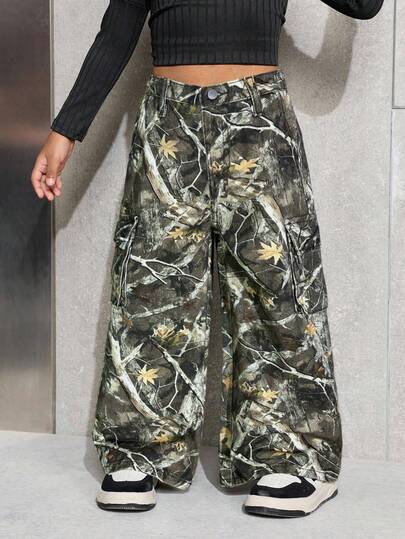 SHEIN بنطلون جينز فضفاض مطبوع بطبعة الكامو والأغصان للفتيات الصغيرات