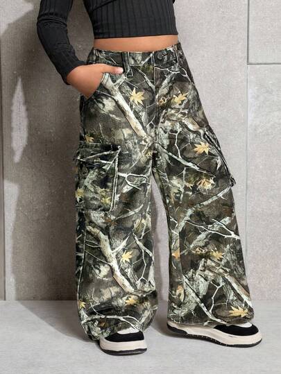 SHEIN بنطلون جينز فضفاض مطبوع بطبعة الكامو والأغصان للفتيات الصغيرات