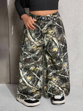 SHEIN بنطلون جينز فضفاض مطبوع بطبعة الكامو والأغصان للفتيات الصغيرات