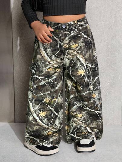 SHEIN بنطلون جينز فضفاض مطبوع بطبعة الكامو والأغصان للفتيات الصغيرات