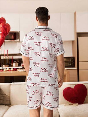 CoupledUp بيجامة رجالية من الساتان بأكمام قصيرة مطبوعة برسالة "الحب" وشكل قلب بألوان متباينة، مناسبة لعيد الحب