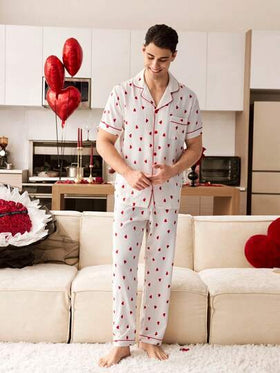 SHEIN طقم رجالي للبيت بطبعة قلب على الياقة، قطعتان
