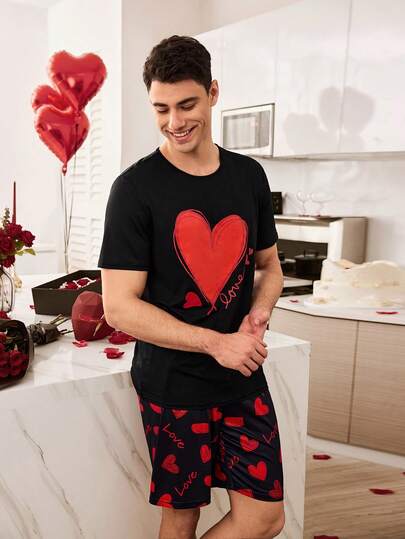 CoupledUp طقم بيجامة قصير الأكمام مع طباعة قلب لعيد الحب للأزواج