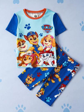 SHEIN | PAW Patrol طقم بيجامة مكون من ملابس علوية كم قصير وشورت بنمط كرتوني للأولاد، مصنوع من قماش مريح