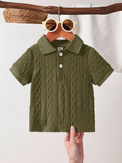 SHEIN Vintaside Kids قميص بولو مُحبك قصير الأكمام للأطفال الرضع، لون رمادي أزرق، مصنوع من نسيج محبوك ذو نسيج فريد، له أزرار معدنية عند الرقبة للارتداء والخلع بسهولة، أساور مُحبكة. مناسب للربيع/الصيف، ملابس أطفال رضع ذكور، ملابس أطفال، ملابس أطفال رضع، بدل