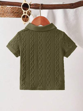 SHEIN Vintaside Kids قميص بولو مُحبك قصير الأكمام للأطفال الرضع، لون رمادي أزرق، مصنوع من نسيج محبوك ذو نسيج فريد، له أزرار معدنية عند الرقبة للارتداء والخلع بسهولة، أساور مُحبكة. مناسب للربيع/الصيف، ملابس أطفال رضع ذكور، ملابس أطفال، ملابس أطفال رضع، بدل