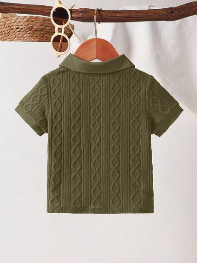 SHEIN Vintaside Kids قميص بولو مُحبك قصير الأكمام للأطفال الرضع، لون رمادي أزرق، مصنوع من نسيج محبوك ذو نسيج فريد، له أزرار معدنية عند الرقبة للارتداء والخلع بسهولة، أساور مُحبكة. مناسب للربيع/الصيف، ملابس أطفال رضع ذكور، ملابس أطفال، ملابس أطفال رضع، بدل