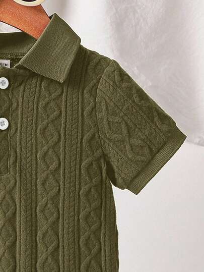 SHEIN Vintaside Kids قميص بولو مُحبك قصير الأكمام للأطفال الرضع، لون رمادي أزرق، مصنوع من نسيج محبوك ذو نسيج فريد، له أزرار معدنية عند الرقبة للارتداء والخلع بسهولة، أساور مُحبكة. مناسب للربيع/الصيف، ملابس أطفال رضع ذكور، ملابس أطفال، ملابس أطفال رضع، بدل