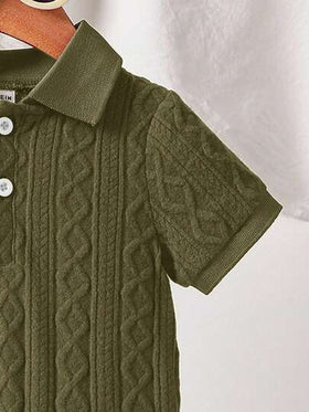 SHEIN Vintaside Kids قميص بولو مُحبك قصير الأكمام للأطفال الرضع، لون رمادي أزرق، مصنوع من نسيج محبوك ذو نسيج فريد، له أزرار معدنية عند الرقبة للارتداء والخلع بسهولة، أساور مُحبكة. مناسب للربيع/الصيف، ملابس أطفال رضع ذكور، ملابس أطفال، ملابس أطفال رضع، بدل