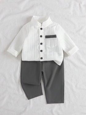 SHEIN Vintaside Kids مجموعة من قطعتين للأولاد الرضع، ملابس علوية بياقة مندرين وأكمام قصيرة مع أزرار وجيوب قصاصة، مقترن مع شورت ذو خصر مطاطي، ملابس كاجوال فضفاضة مريحة، وصول جديد للصيف