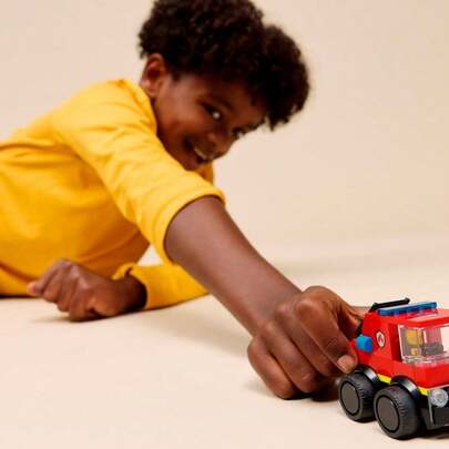 LEGO مجموعة دمى شاحنة إطفاء مدينة من قطع البناء - لعب دور الطوارئ للأطفال 5+ سنوات - تشمل سلم قابل للتمديد وشخصية رجل إطفاء صغيرة - هدية عيد ميلاد