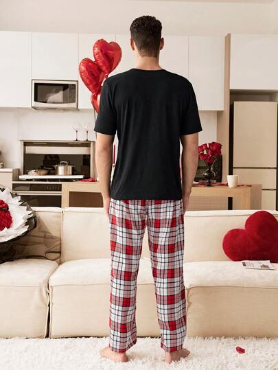 CoupledUp مجموعة بيجامة للرجال مكونة من ملابس علوية بأكمام قصيرة مطبوع عليه قلب وبنطال مربعات حمراء وبيضاء، بيجامات مطابقة للأزواج في عيد الحب