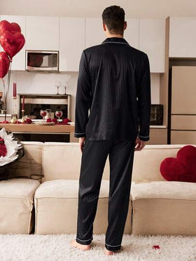 CoupledUp بيجامة رجالية طويلة الأكمام مكونة من سترة كارديجان ذات طوق وجيوب مطرزة وبنطال طويل من الحرير الصناعي المخطط