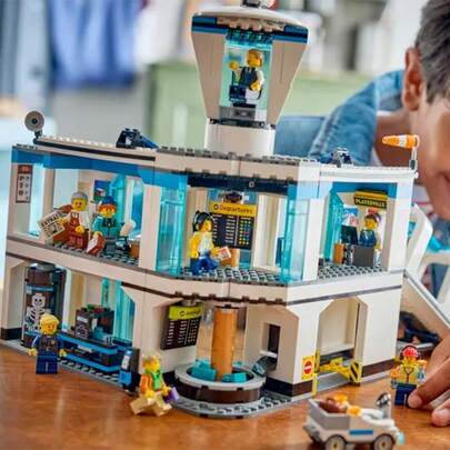 LEGO طقم لعبة مكعبات بناء مطار المدينة - لعبة بناء للأطفال - مجموعة لعب تظاهر بالسفر مناسبة للأولاد والبنات من عمر 8 سنوات فما فوق - تشمل 9 شخصيات صغيرة - هدية عيد ميلاد إبداعية - 60502