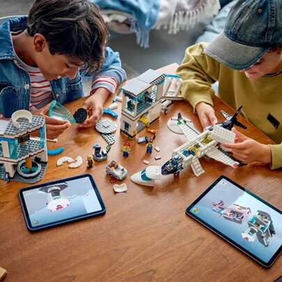 LEGO طقم لعبة مكعبات بناء مطار المدينة - لعبة بناء للأطفال - مجموعة لعب تظاهر بالسفر مناسبة للأولاد والبنات من عمر 8 سنوات فما فوق - تشمل 9 شخصيات صغيرة - هدية عيد ميلاد إبداعية - 60502
