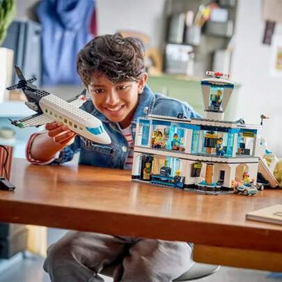 LEGO طقم لعبة مكعبات بناء مطار المدينة - لعبة بناء للأطفال - مجموعة لعب تظاهر بالسفر مناسبة للأولاد والبنات من عمر 8 سنوات فما فوق - تشمل 9 شخصيات صغيرة - هدية عيد ميلاد إبداعية - 60502
