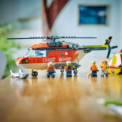 LEGO لعبة بناء طائرة إنقاذ الساحل من ليغو سيتي - مجموعة لعب الاستجابة للطوارئ للأولاد والبنات من عمر 7 سنوات فما فوق - تشمل 4 شخصيات صغيرة، سمكة قرش، وقارب إنقاذ - فكرة هدية لأعياد الميلاد - 60503