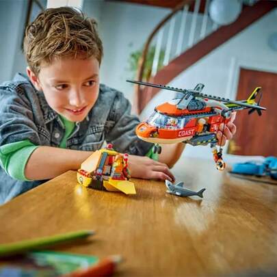 LEGO لعبة بناء طائرة إنقاذ الساحل من ليغو سيتي - مجموعة لعب الاستجابة للطوارئ للأولاد والبنات من عمر 7 سنوات فما فوق - تشمل 4 شخصيات صغيرة، سمكة قرش، وقارب إنقاذ - فكرة هدية لأعياد الميلاد - 60503