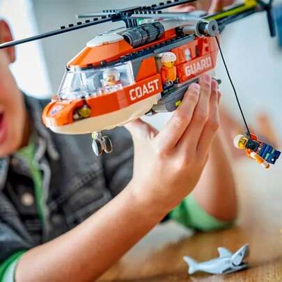 LEGO لعبة بناء طائرة إنقاذ الساحل من ليغو سيتي - مجموعة لعب الاستجابة للطوارئ للأولاد والبنات من عمر 7 سنوات فما فوق - تشمل 4 شخصيات صغيرة، سمكة قرش، وقارب إنقاذ - فكرة هدية لأعياد الميلاد - 60503