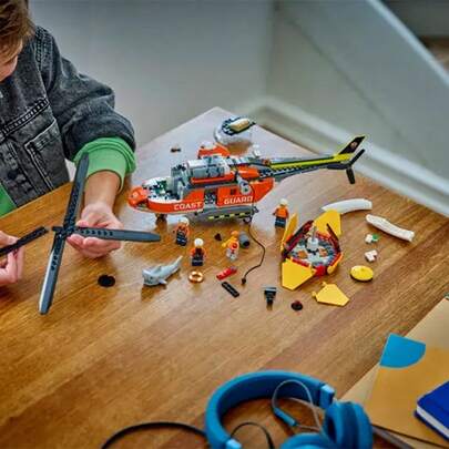 LEGO لعبة بناء طائرة إنقاذ الساحل من ليغو سيتي - مجموعة لعب الاستجابة للطوارئ للأولاد والبنات من عمر 7 سنوات فما فوق - تشمل 4 شخصيات صغيرة، سمكة قرش، وقارب إنقاذ - فكرة هدية لأعياد الميلاد - 60503