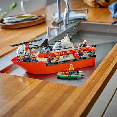 LEGO ألعاب بناء طقم إنقاذ قارب وطائرة هليكوبتر لحرس السواحل في مدينة ليغو - لعب تظاهري للأولاد والبنات، من عمر 7 سنوات فما فوق - مع 2 لعبة قارب إنقاذ، 5 شخصيات صغيرة وشكل كلب - فكرة هدية لأعياد الميلاد - 60504